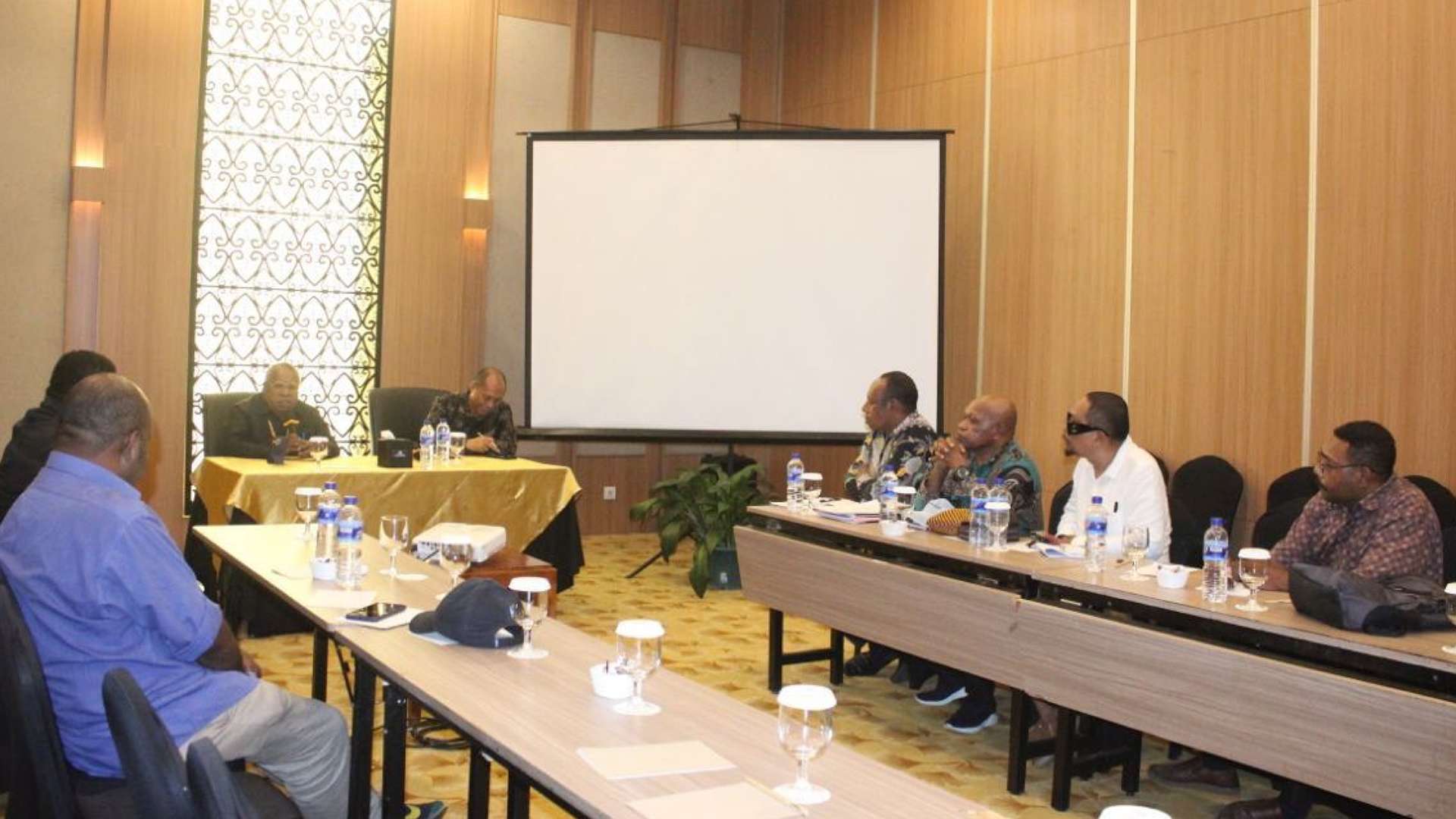 eltinus-omaleng-tunjuk-antonius-tapipea-jadi-ketua-lppd-mimika