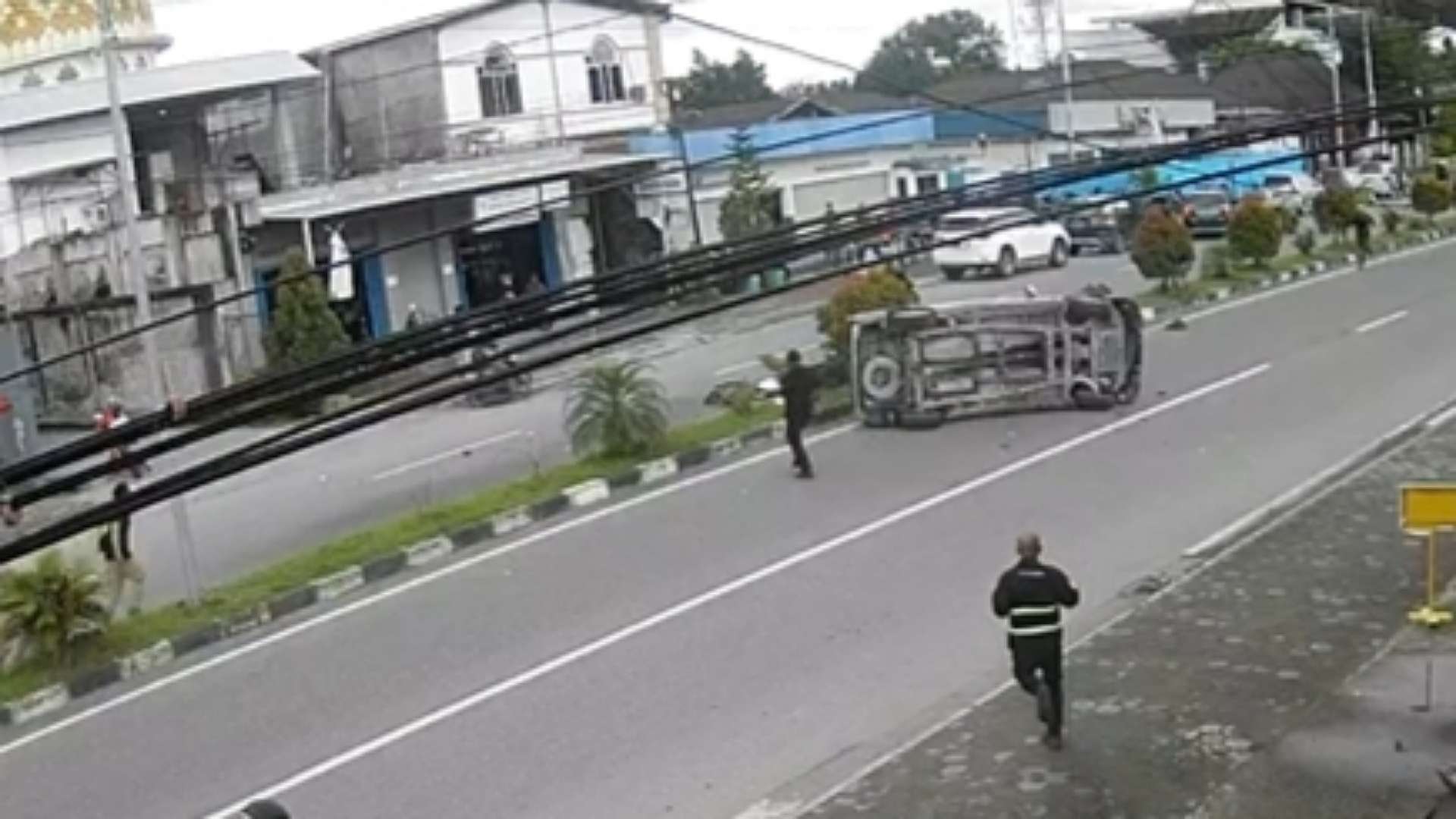 Tangkapan layar video CCTV kecelakaan di Jalan Cenderawasih, Jumat (15/9/2023).