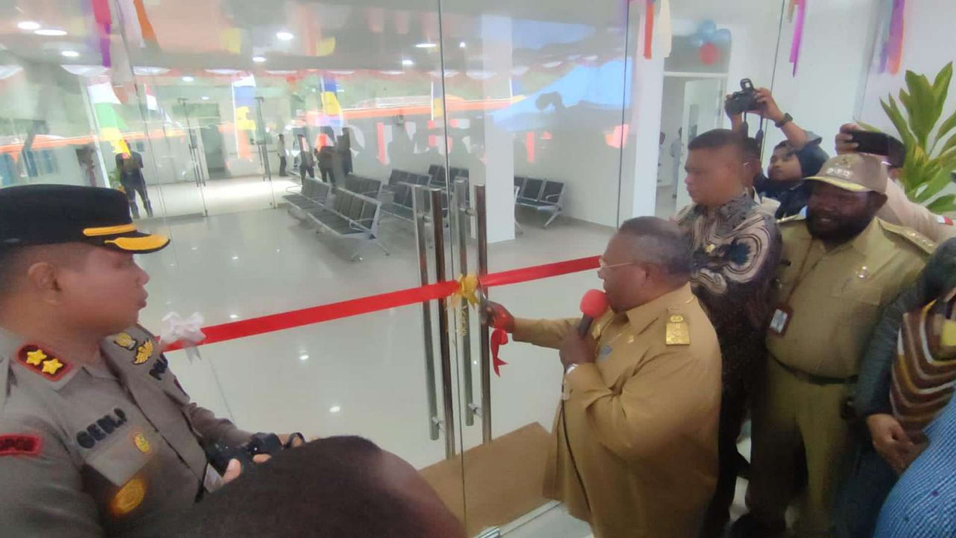 Kadinkes Mimika Reynold Ubra mendampingi Bupati Eltinus Omaleng meresmikan RS Waa Bantidi Distrik Tembagapura, Jumat (15/9/2023). Foto: Faris/ Papua60detik