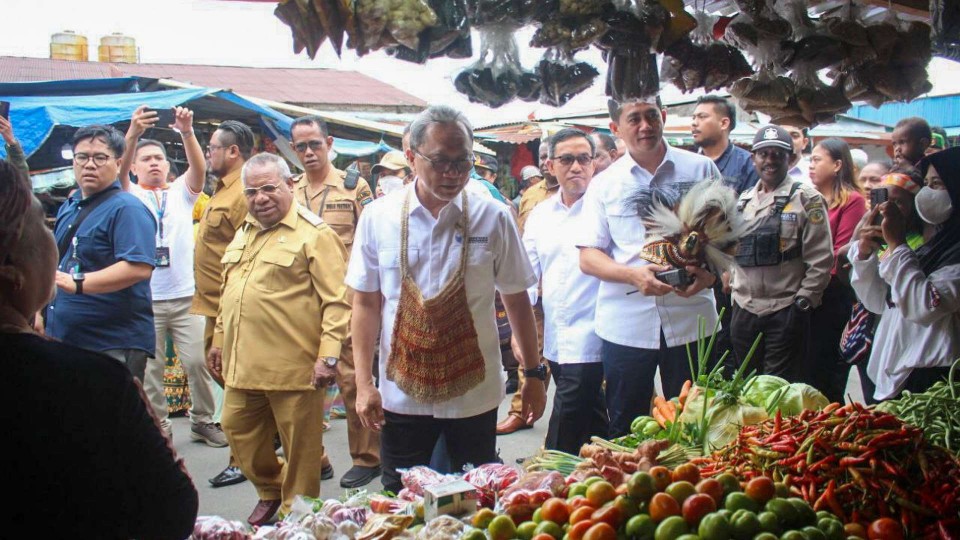 kunjungi-pasar-sentral-timika-zulkfili-hasan-harga-di-sini-harga-stabil-semua