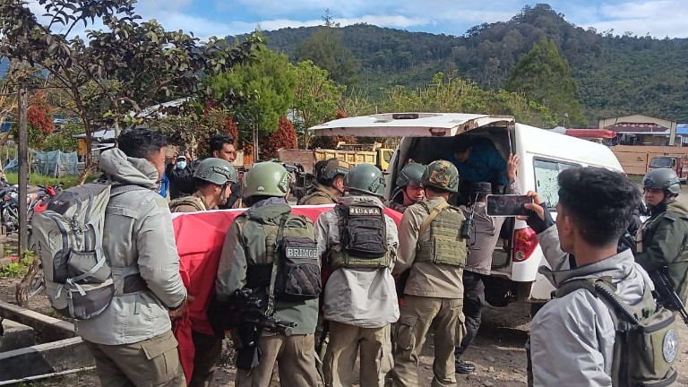 jenazah-briptu-agung-korban-kkb-pegubin-dievakuasi-ke-jayapura