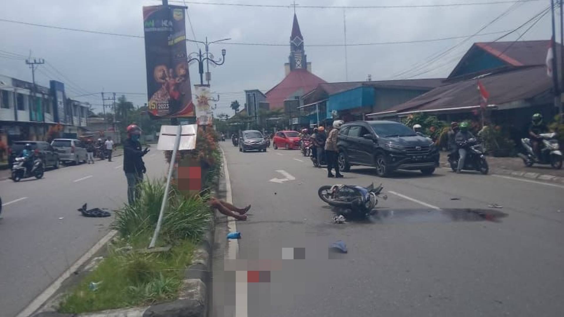 kecelakaan-depan-kantor-polres-lengan-pengendara-motor-ini-putus