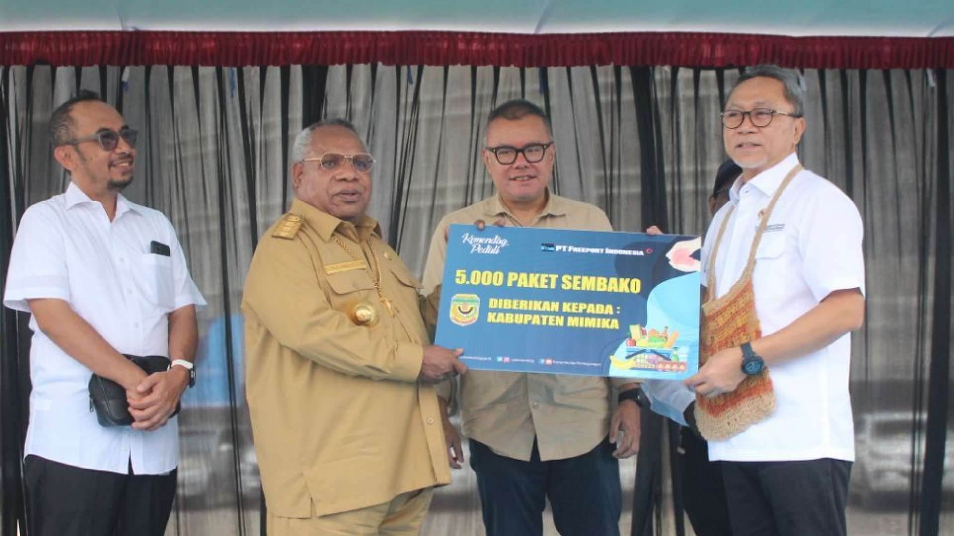 didukung-pt-freeport-zulkifli-hasan-serahkan-5000-paket-sembako-ke-masyarakat-mimika