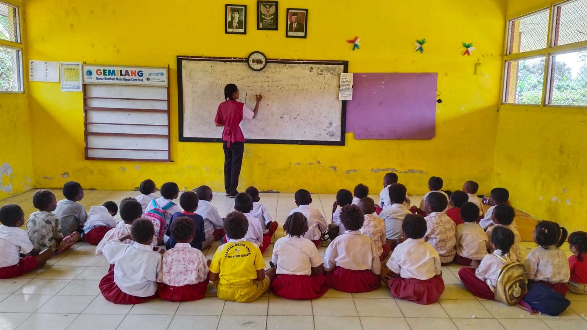 tak-ada-kursi-meja-siswa-sd-yppk-tipuka-belajar-melantai