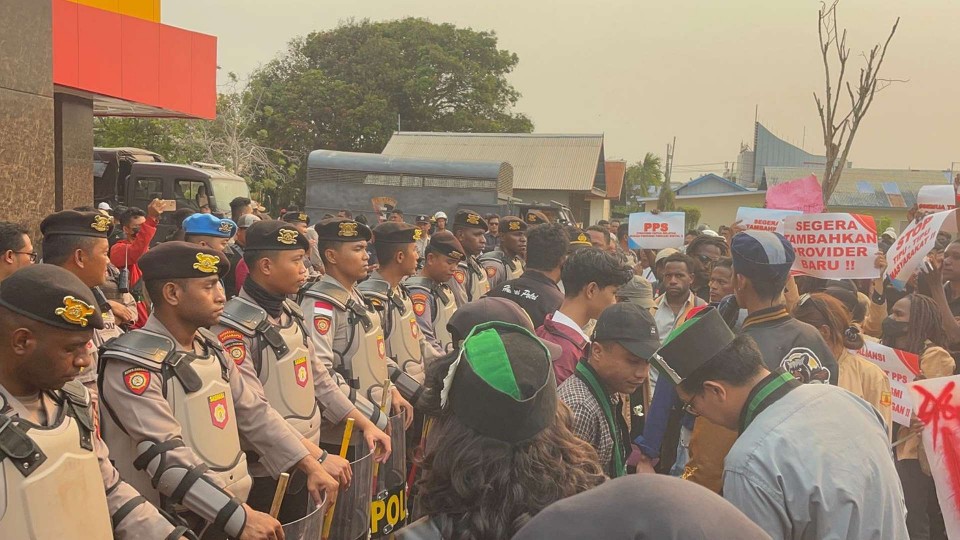 warga-merauke-demo-protes-gangguan-jaringan-telkom