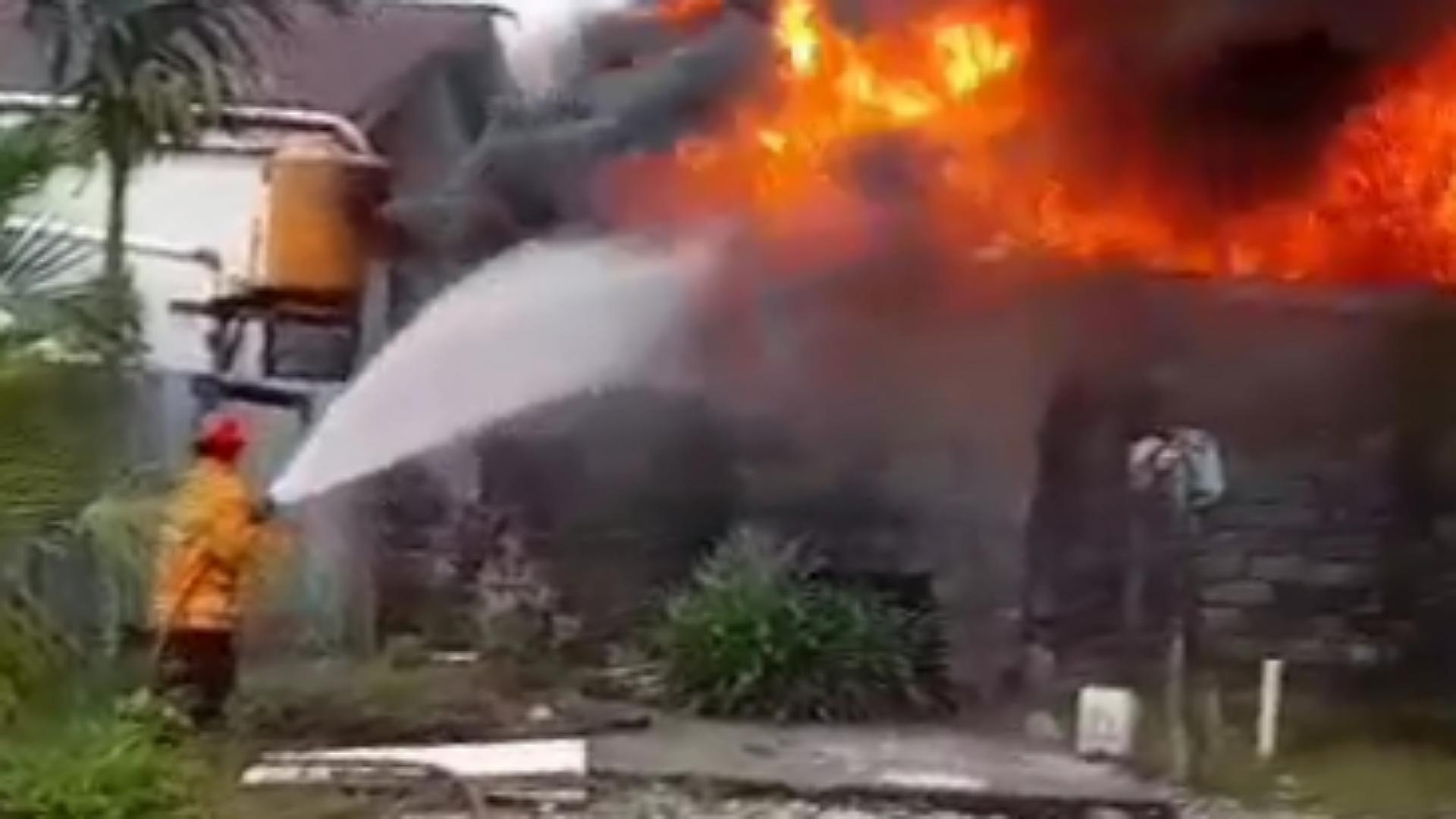 si-jago-merah-lalap-gudang-semi-permanen-di-leo-mamiri