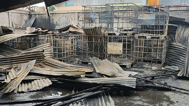 gudang-terbakar-di-leo-mamiri-diduga-tempat-penampungan-solar-oknum-tni