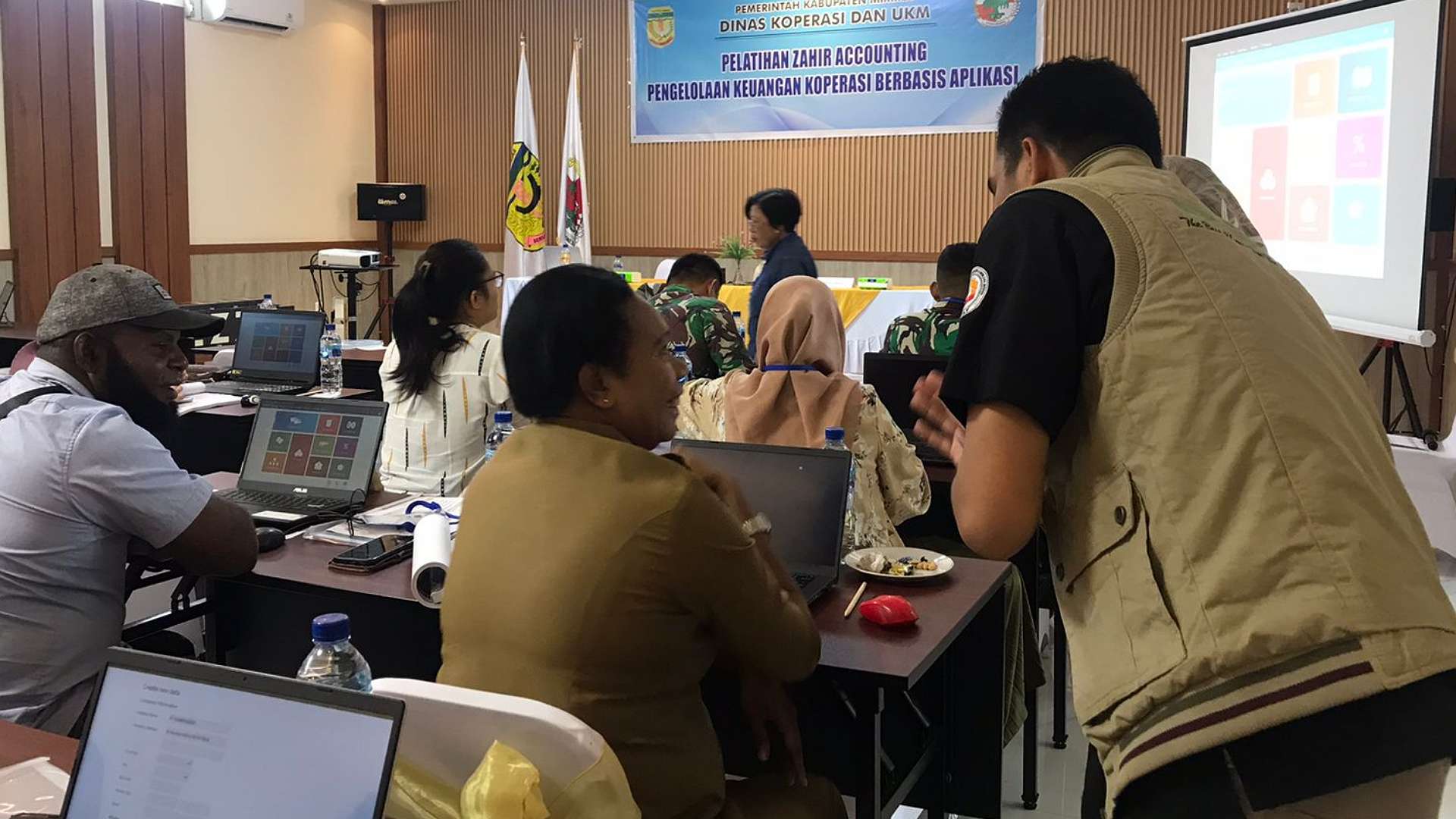 pemkab-dorong-pelaku-umkm-koperasi-keloa-keuangan-berbasis-aplikasi