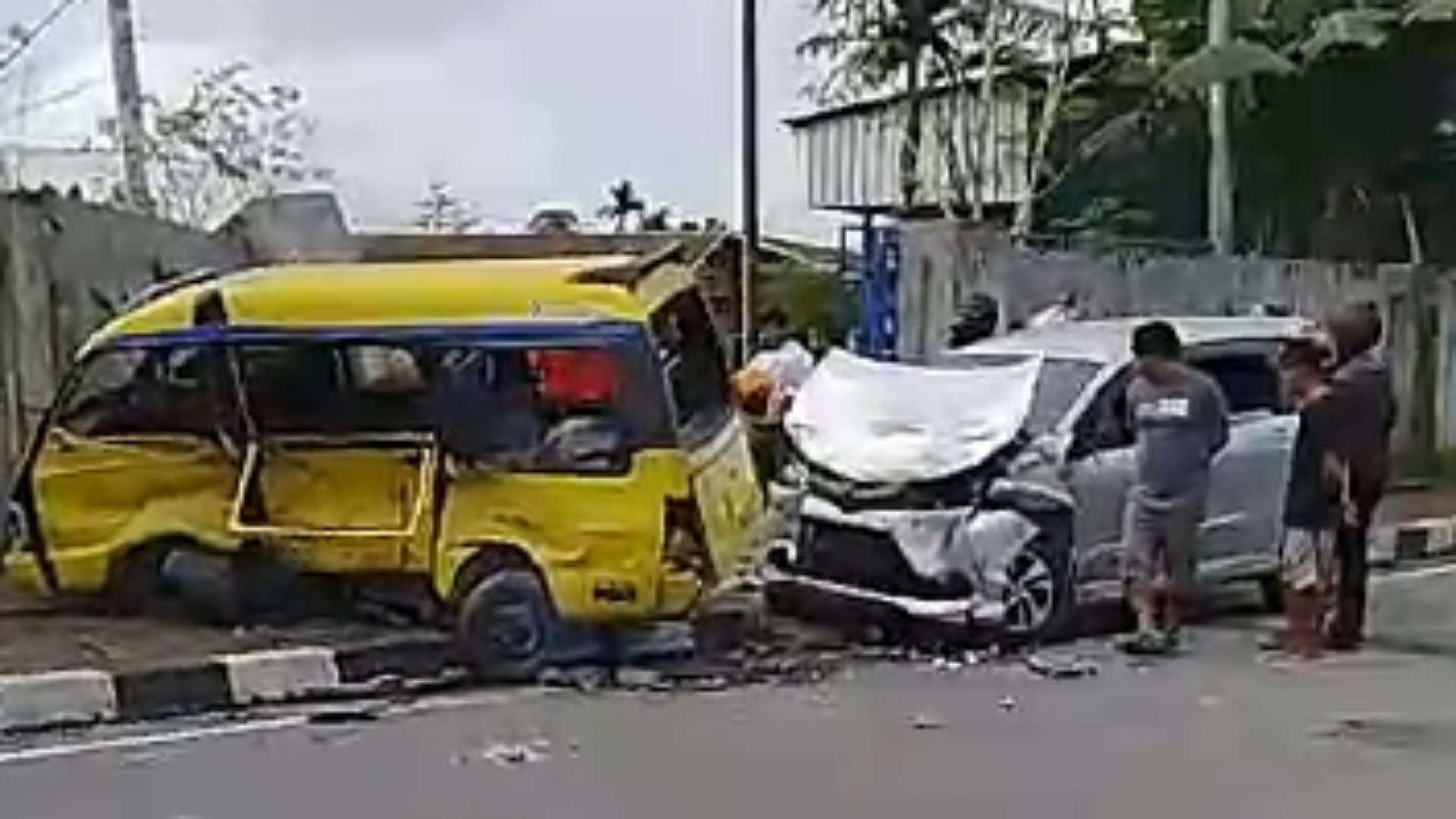 avanza-dan-mobil-antar-jemput-sekolah-kecelakaan-8-siswa-dilarikan-ke-rsud