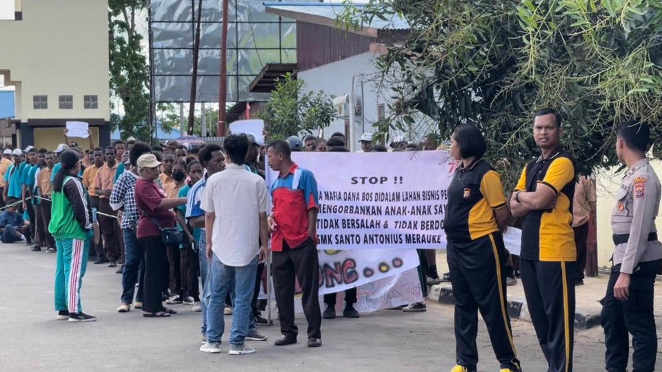 dana-bos-tak-kunjung-cair-puluhan-siswa-datangi-polres-merauke