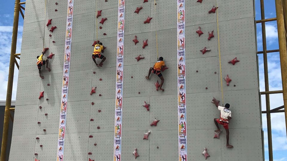 125-peserta-beradu-cepat-di-turnamen-panjat-tebing-mimika