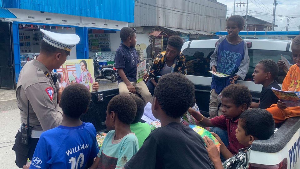 peduli-literasi-anak-papua-satlantas-polres-mimika-bagikan-buku-bacaan