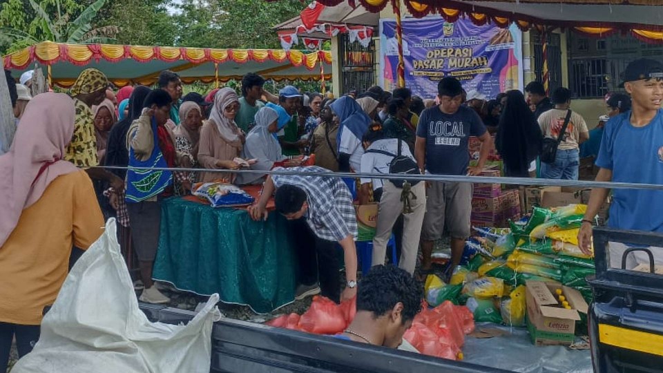 warga-serbu-pasar-murah-di-iwaka