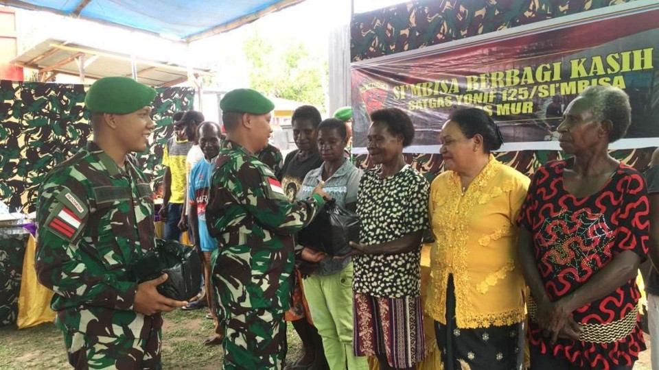 warnai-hut-tni-ke-78-prajurit-simbisa-bagikan-sembako-ke-warga-mur