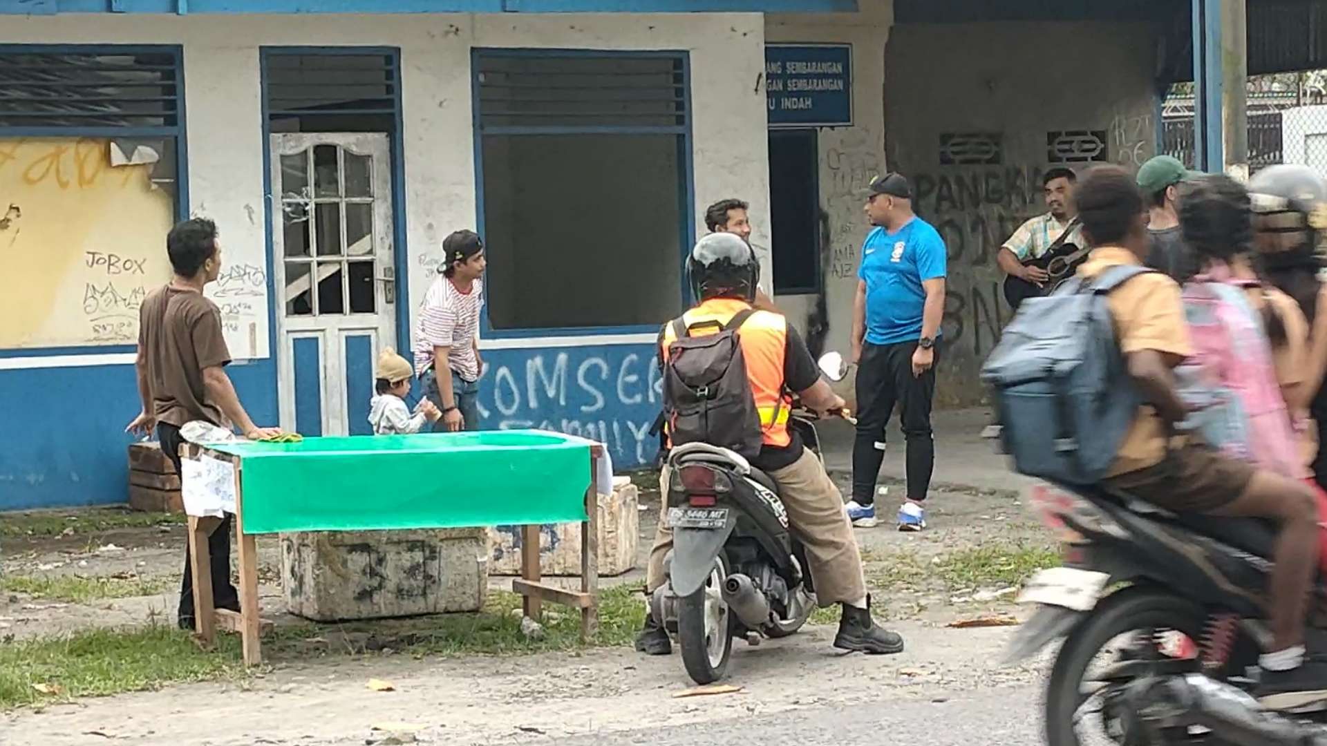 satpol-pp-tindak-penjual-ikan-pinggir-jalan-pasar-lama-aman-aman-saja