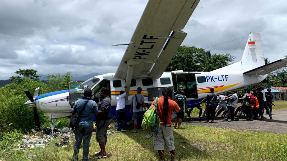 pesawat-berpenumpang-enam-orang-kecelakaan-di-kenyam