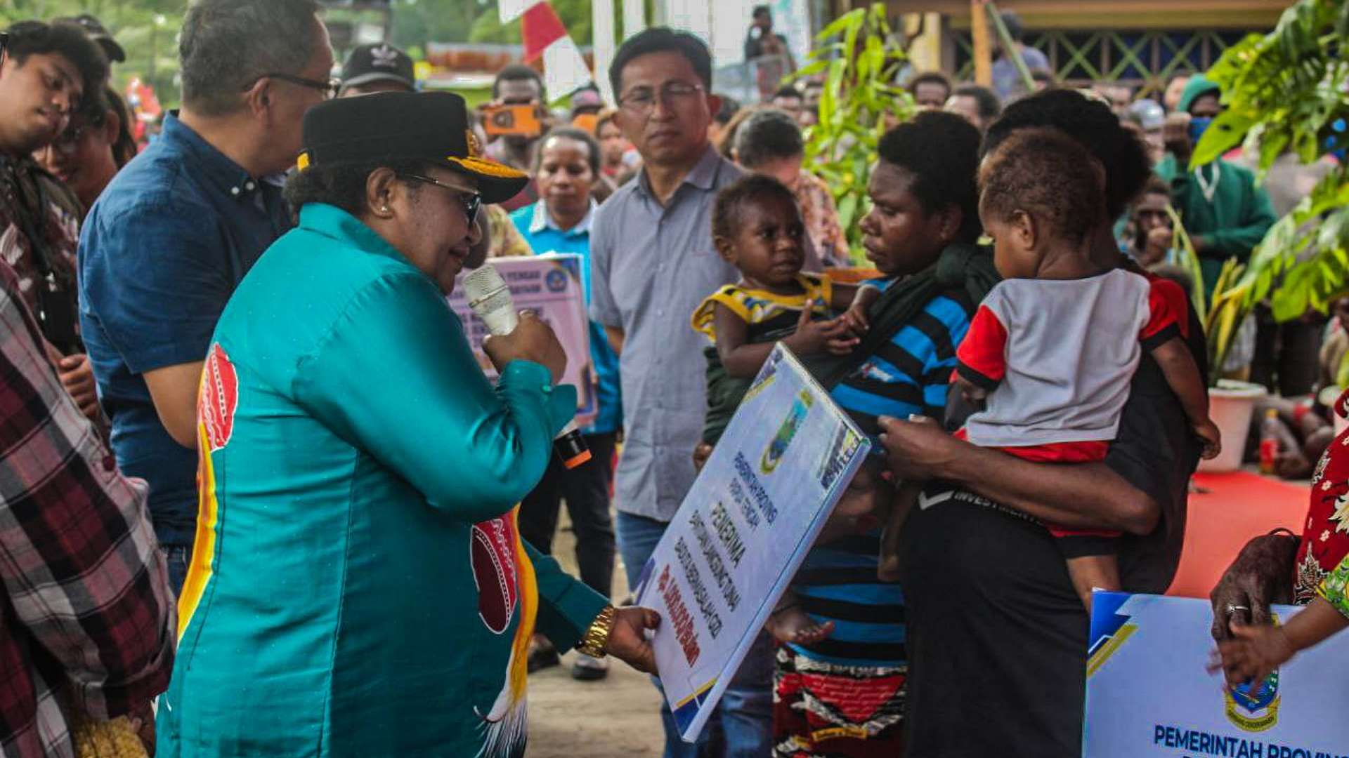 pemprov-papua-tengah-serahkan-blt-ke-anak-penderita-stunting-di-pomako