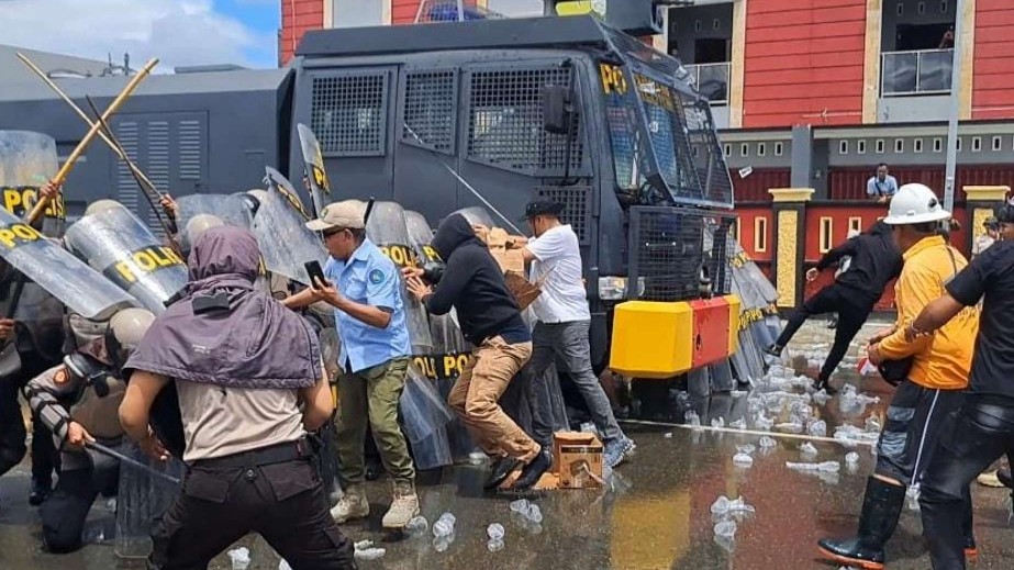 massa-anarkis-komisioner-kpu-mimika-disandera