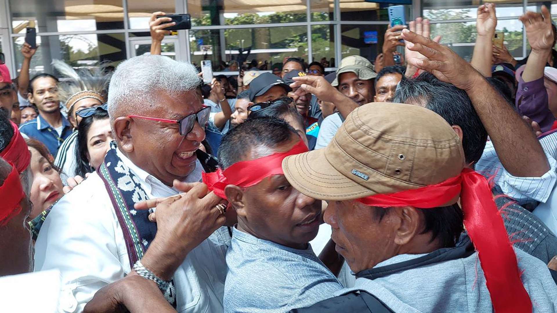 kedatangan-john-rettob-disambut-massa-pendukungnya