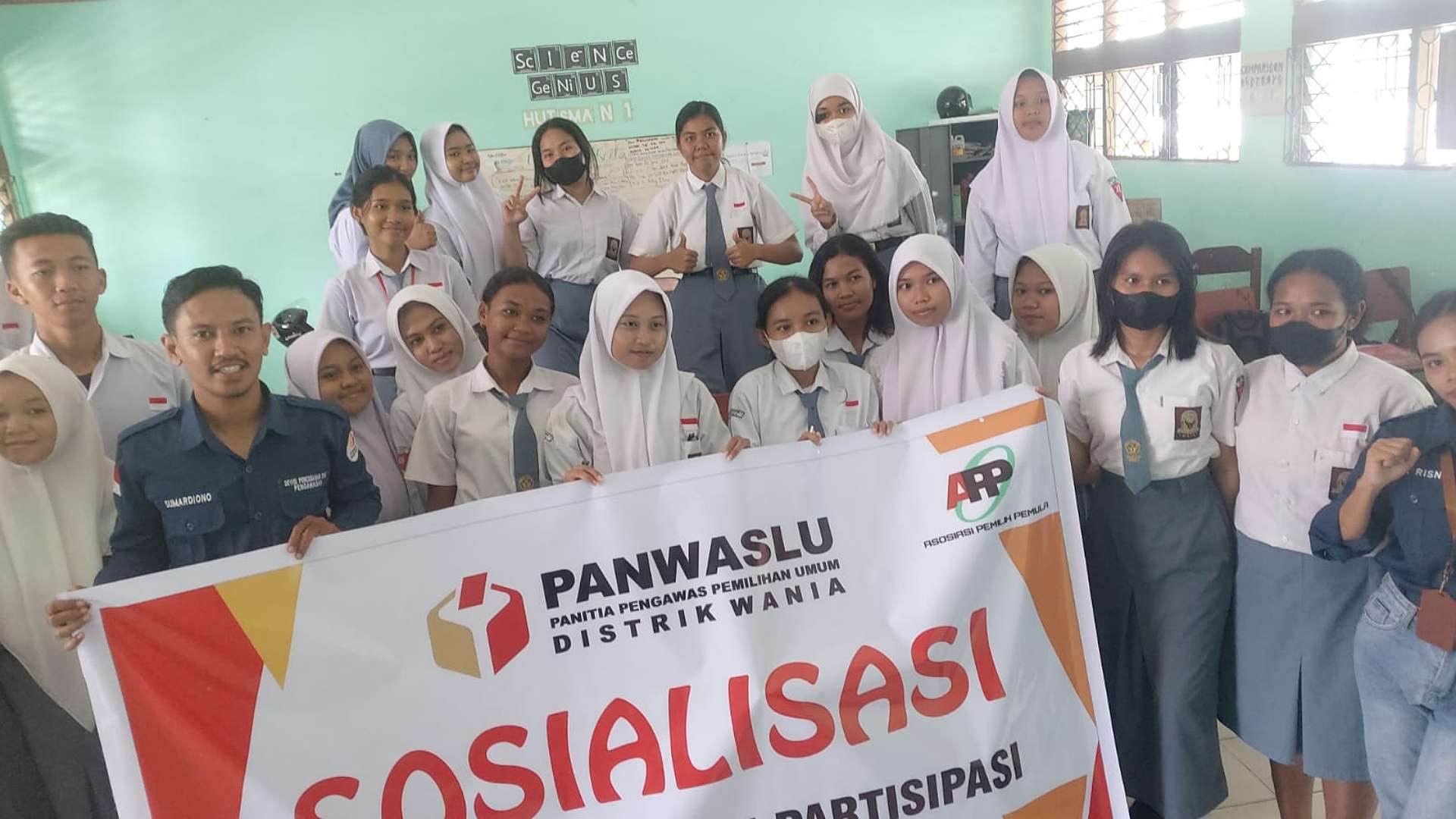 sasar-pemilih-pemula-panwas-wania-sambangi-sman-1-mimika