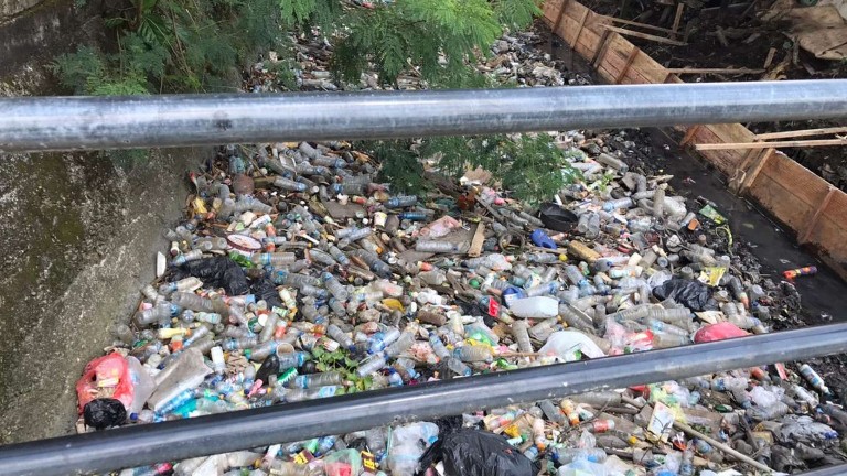sampah-menumpuk-sepanjang-60-meter-di-kali-jalan-ahmad-yani-bambu-kuning
