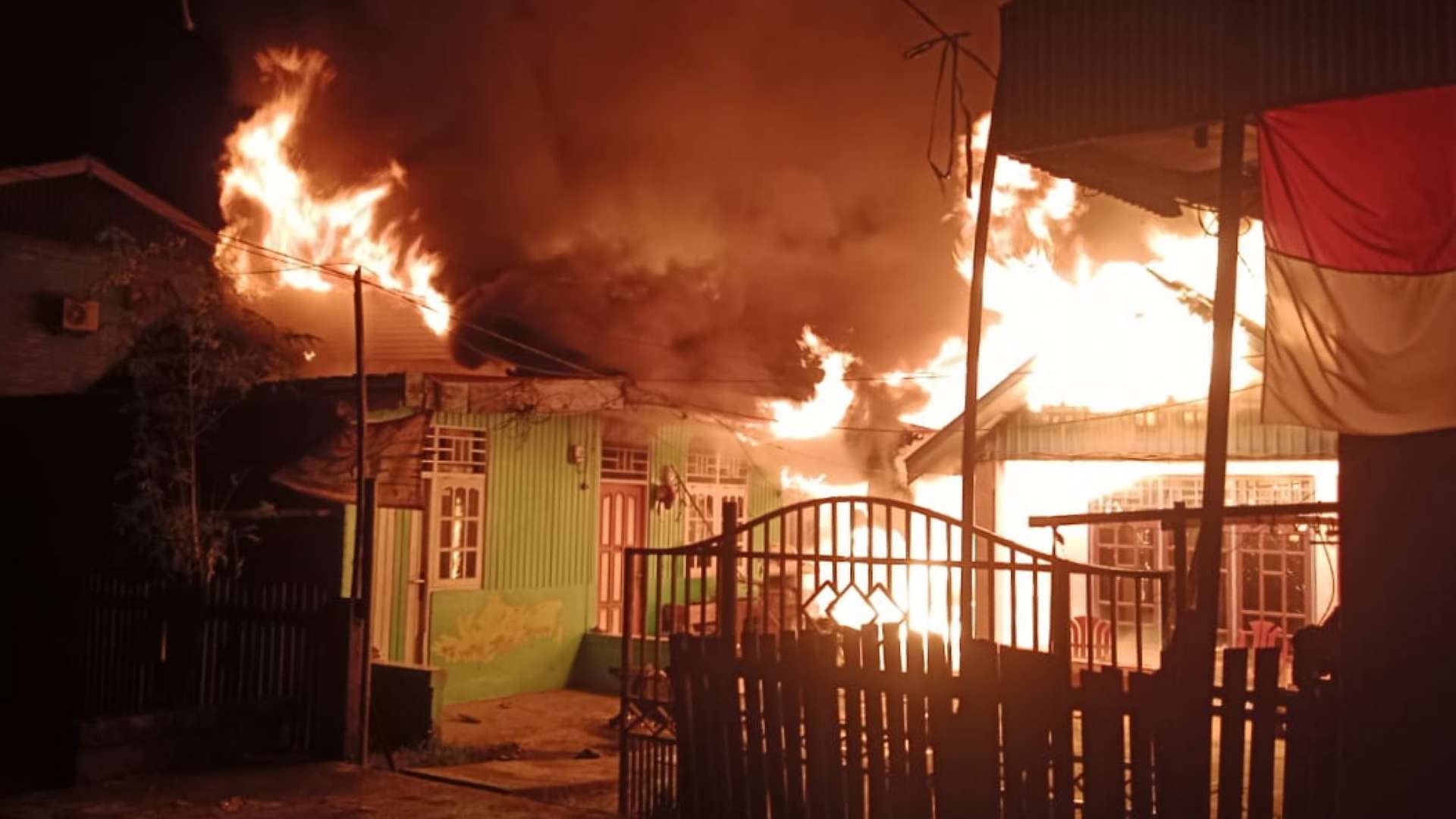 kebakaran-di-nabire-hanguskan-puluhan-petak-kos-kosan