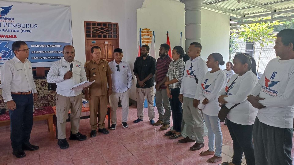 Ketua DPD Partai Perindo Mimika Maximus Tipagau melantik Pengurus DPRt di Distrik Wania, Selasa (24/10/2023). Foto: Eka/ Papua60detik