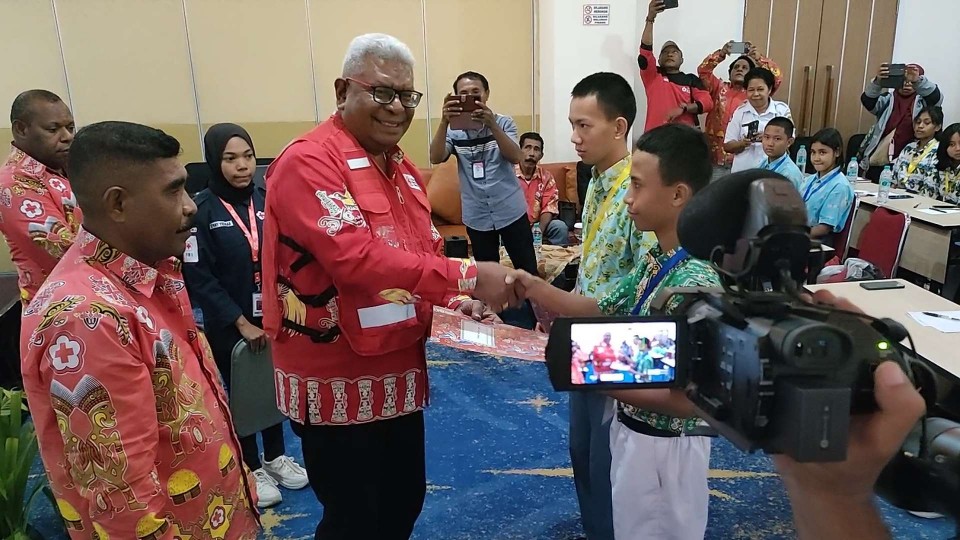 john-rettob-kukuhkan-pengurus-38-pmr-wira-madya