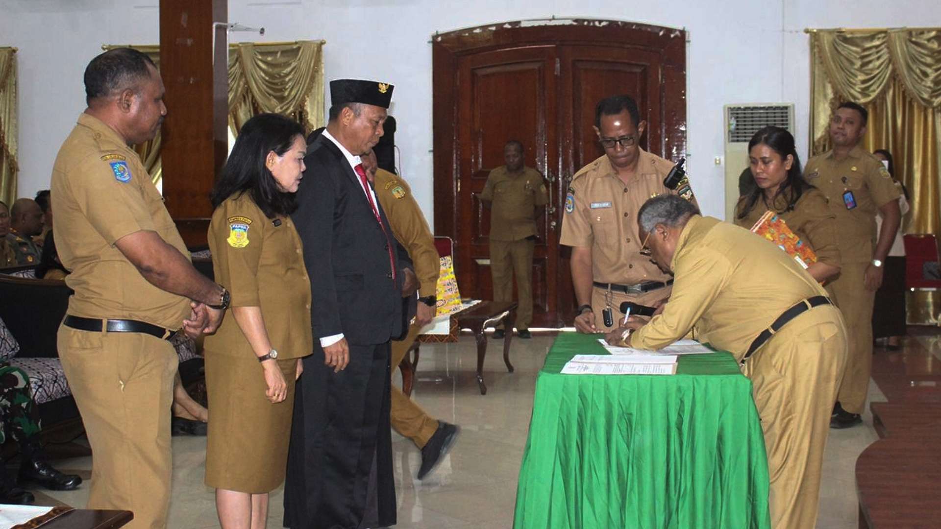 bupati-lantik-pj-sekda-dan-perpanjang-masa-jabatan-kadis-pendidikan