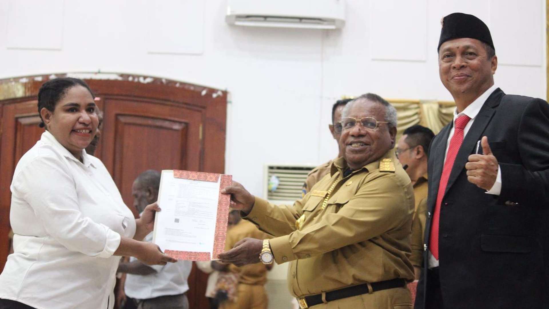 bupati-serahkan-sk-528-pns-dan-pppk-mimika