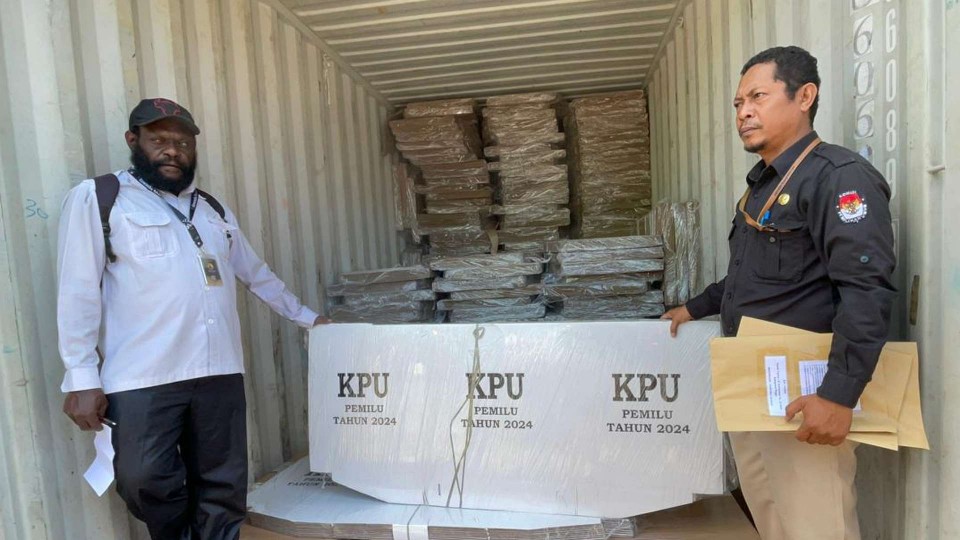 bilik-suara-untuk-kpu-merauke-tiba-di-pelabuhan-yos-sudarso