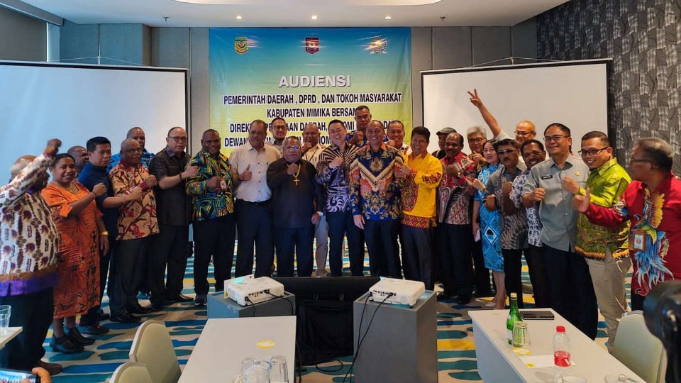Bupati Mimika bersama Direktorat Jenderal Otonomi Daerah Kementerian Dalam Negeri, Valentinus Sudarjanto Sumito, dan anggota DPRD Mimika serta perwakilan masyarakat adat. Foto: Istimewa
