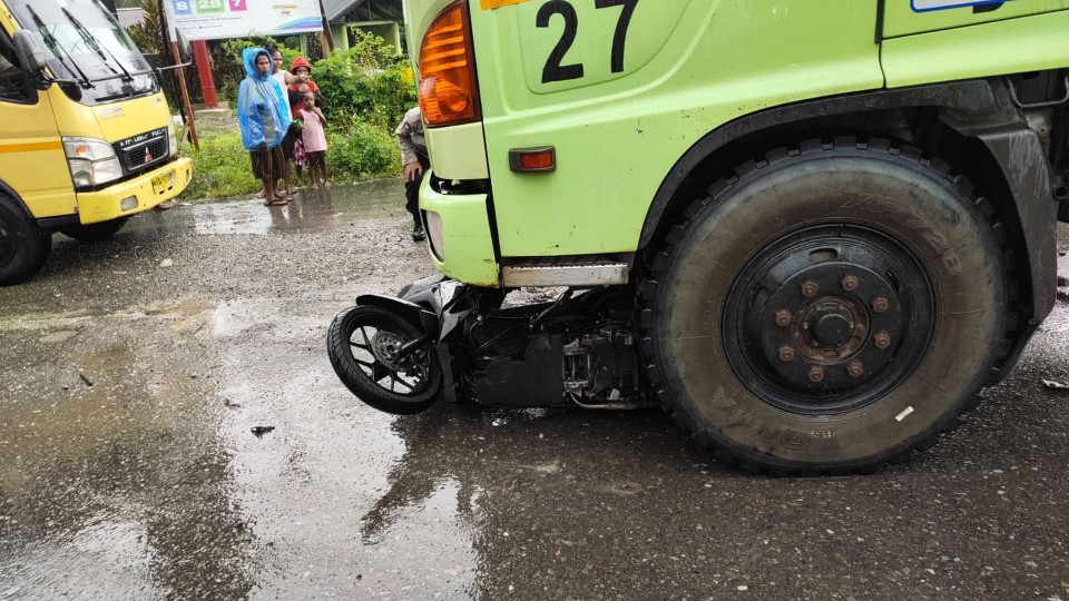 seorang-pelajar-tewas-usai-tabrak-truk