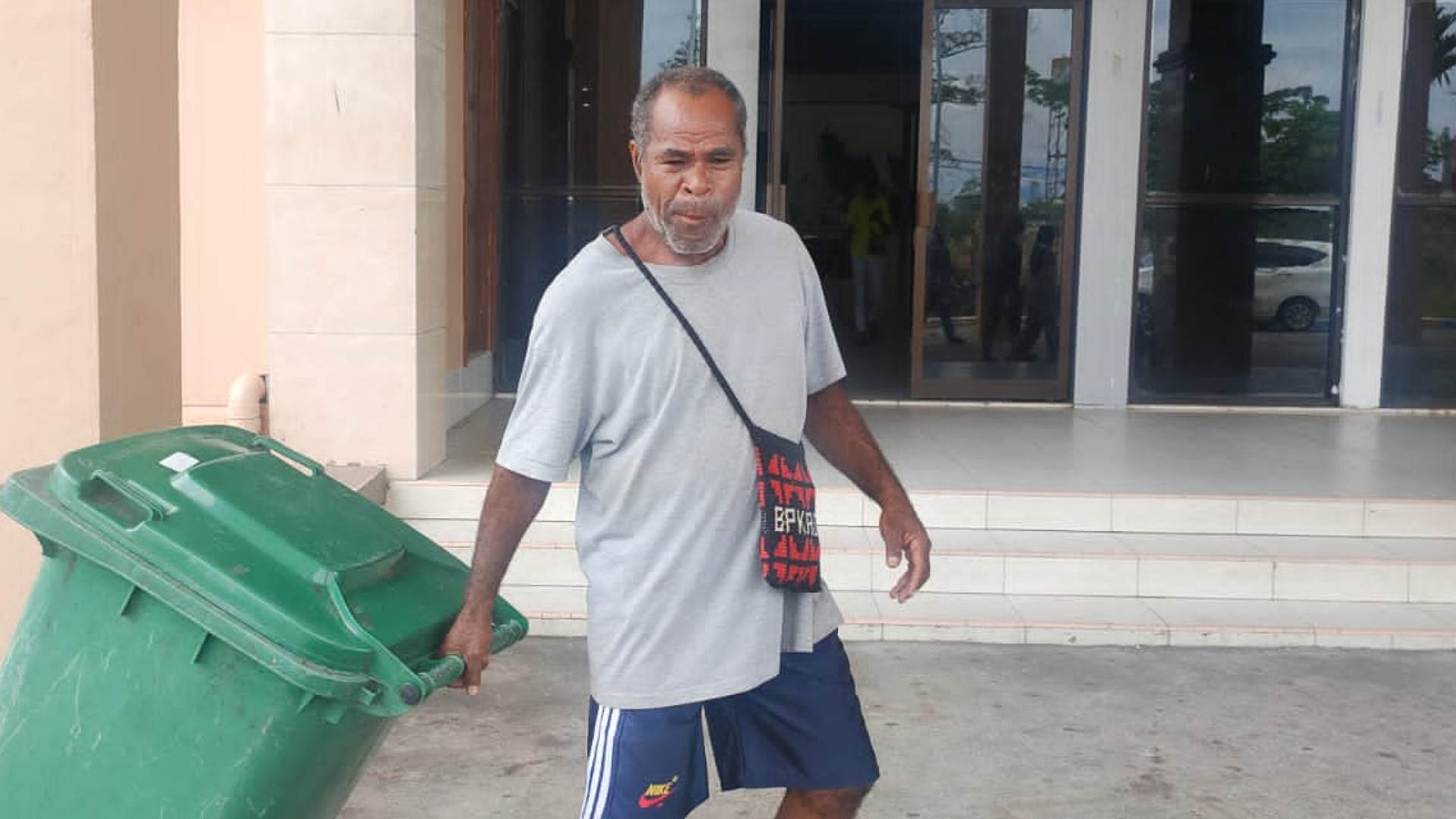 meliaki-baransano-juru-kunci-gedung-eme-neme-yang-sudah-14-tahun-jadi-honorer