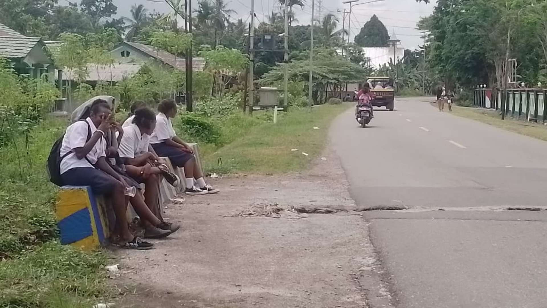 terkendala-transportasi-pelajar-di-mimika-timur-numpang-truk