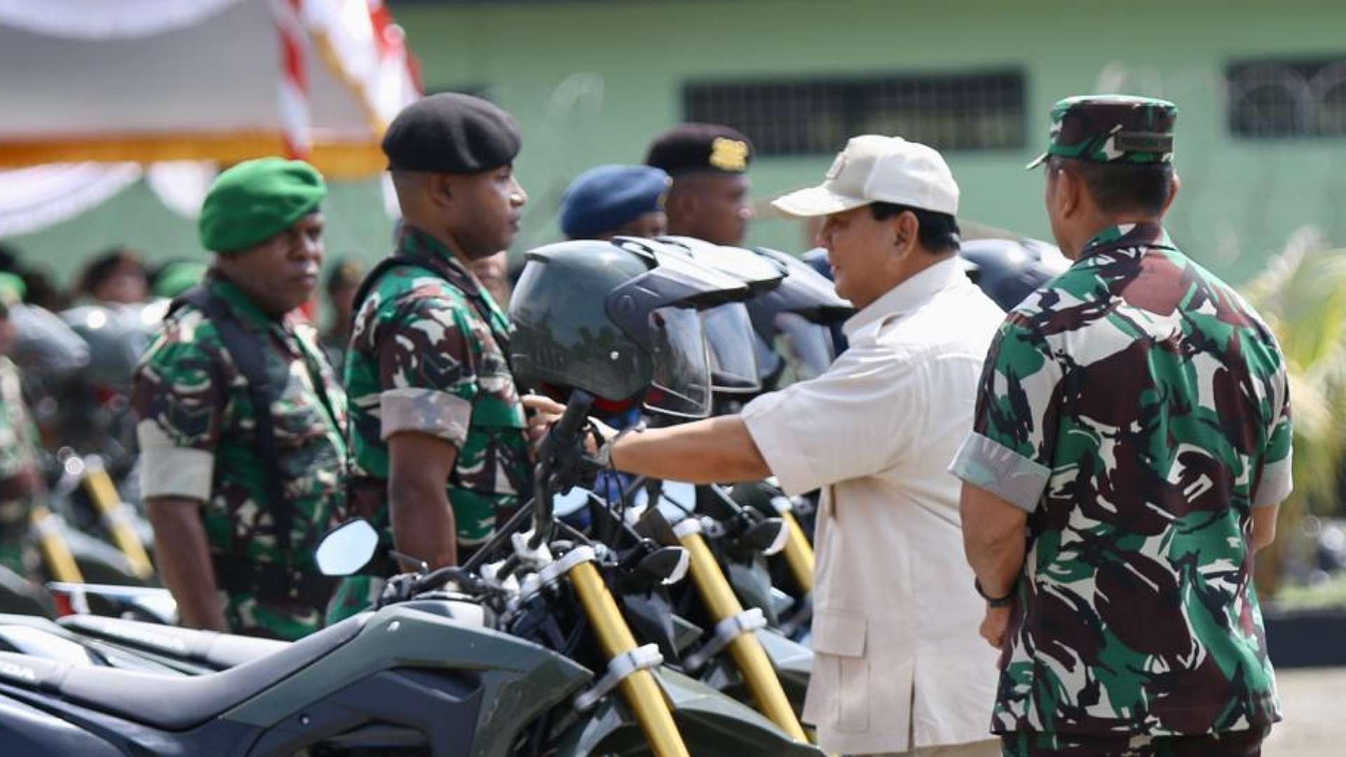 prabowo-ke-timika-bagikan-puluhan-motor-ke-anggota-tni-polri