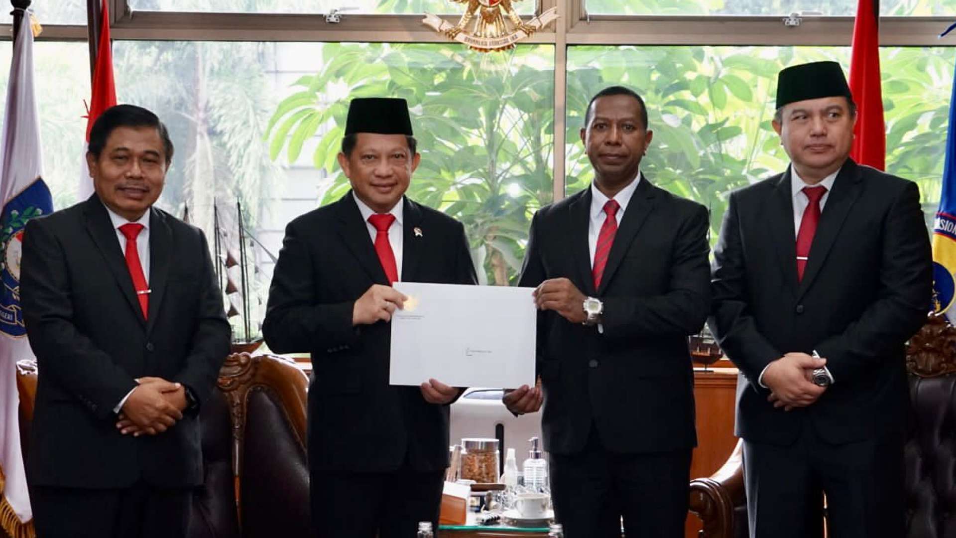 mendagri-lantik-apolo-safanpo-ribka-ribka-haluk-sebagai-sekda