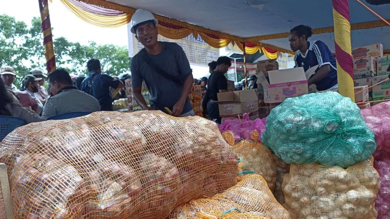 Komoditas bawang merah dan putih dalam operasi pasar murah di Eme Neme. Foto: Eka/ Papua60detik