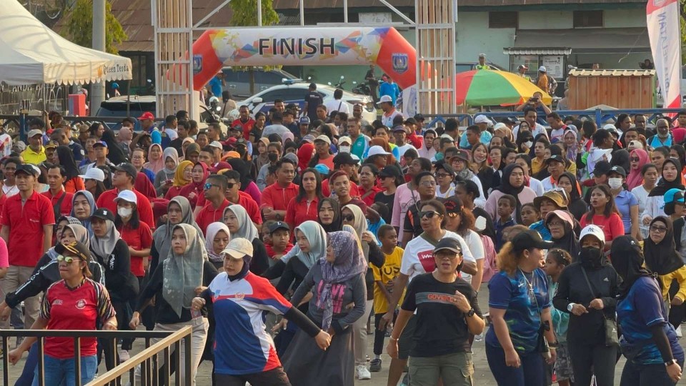 ribuan-warga-ikut-jalan-dan-senam-sehat-hut-papua-selatan