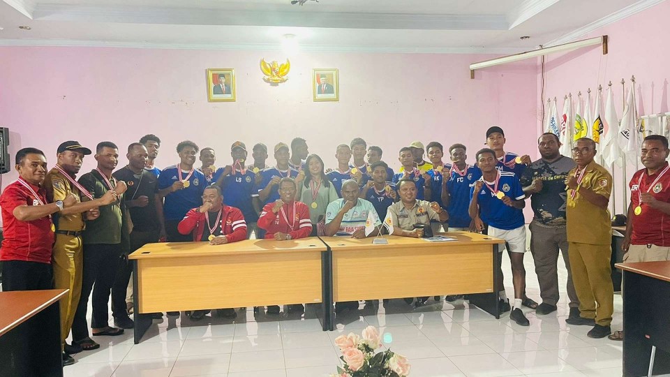 akhirnya-kesebelasan-merauke-terima-medali-usai-juara-di-porprov