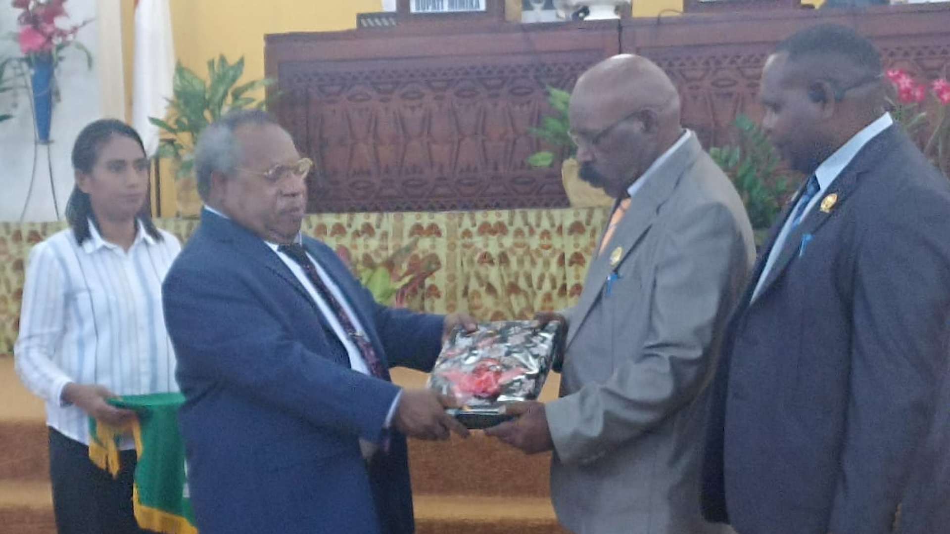 pemkab-serahkan-8-ranperda-ke-dprd-mimika