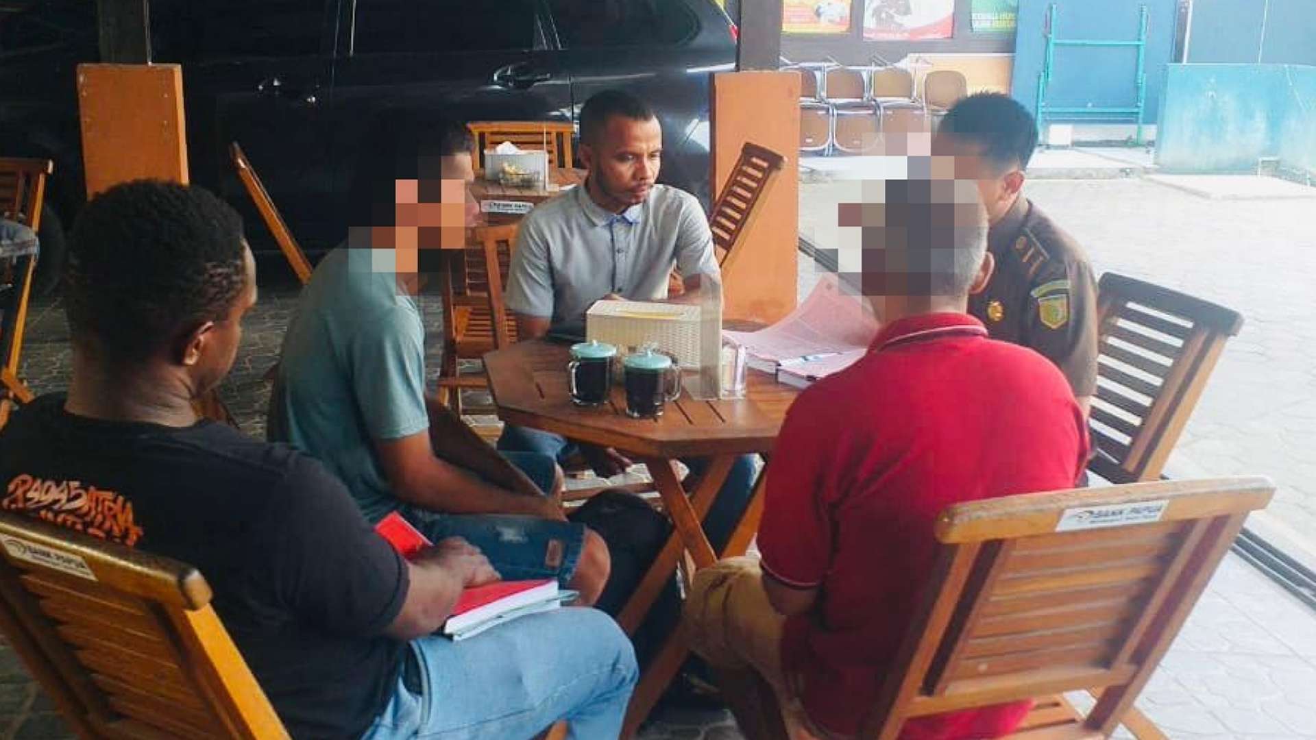 Penyidik Reskrim Polres Merauke menyerahkan dua tersangka (baju merah dan tosca) ke Kejari Merauke. Foto: Ami/Papua60detik