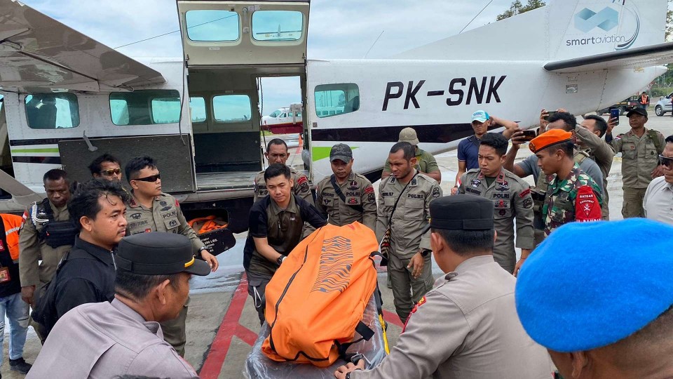 olah-tkp-diwarnai-kontak-tembak-1-personel-satgas-damai-cartenz-meninggal