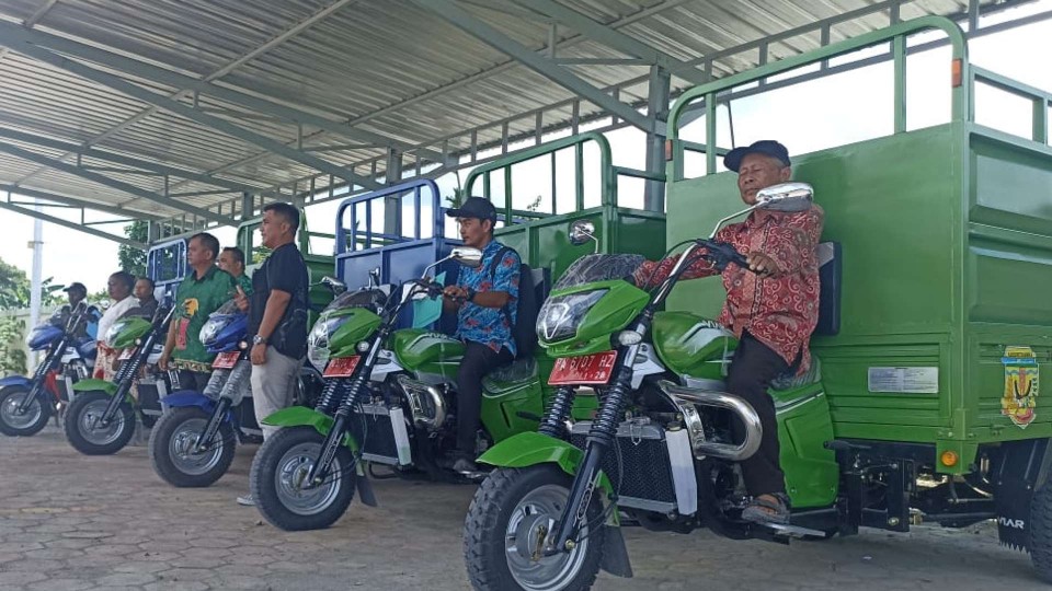 tanzil-azhari-serahkan-bantuan-5-unit-motor-pengangkut-sampah-ke-dlh-mimika