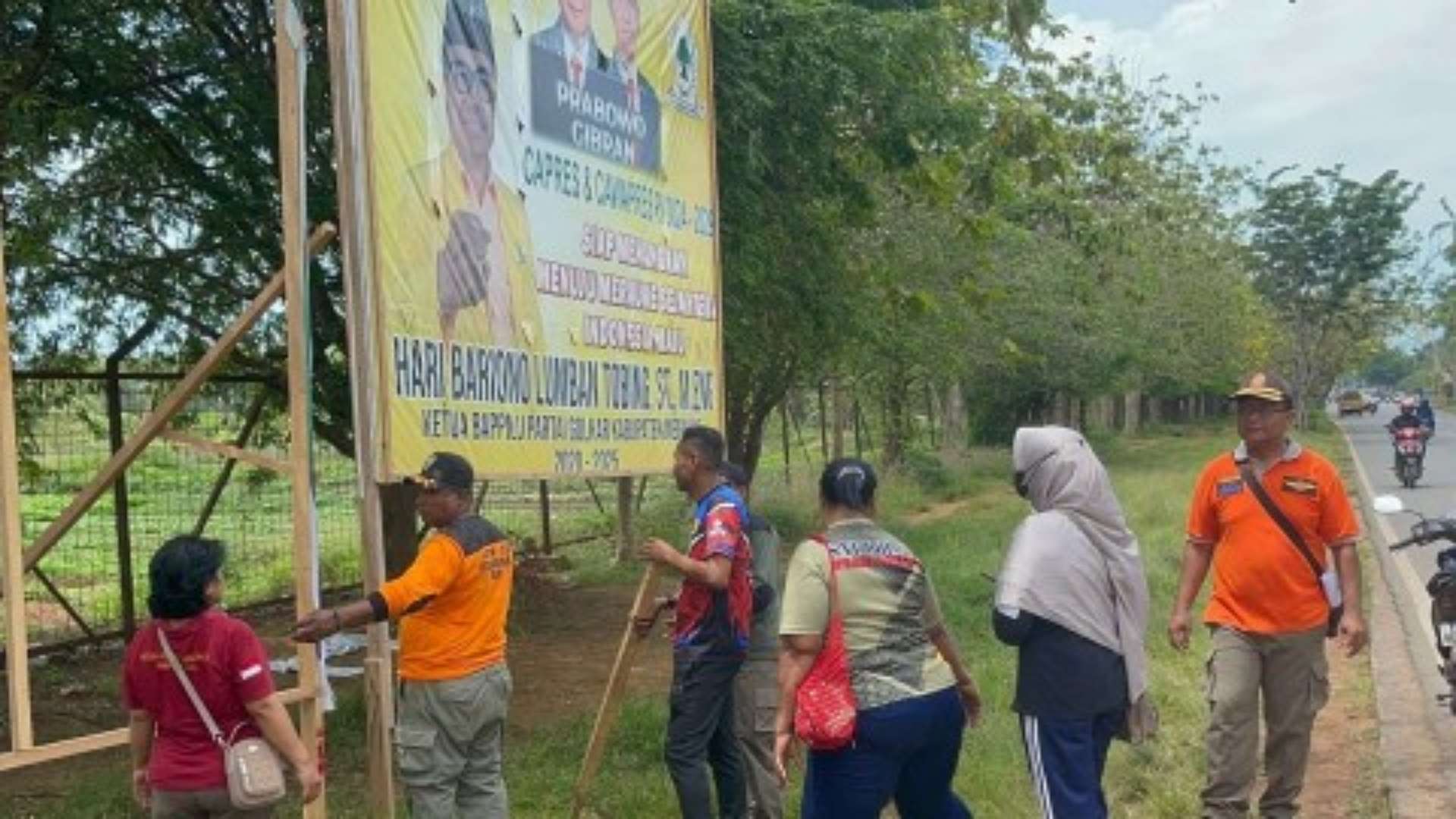 Satpol PP penertiban baliho di jalan Ahmad Yani Merauke, Jumat (24/11/2023). Foto:Ami/ Papua60detik