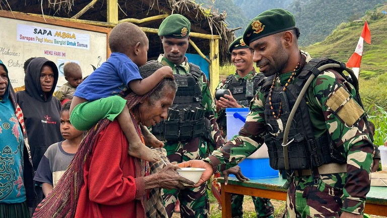 satgas-yonif-433js-bagikan-bubur-ayam-dan-susu-hangat-ke-warga-mbua