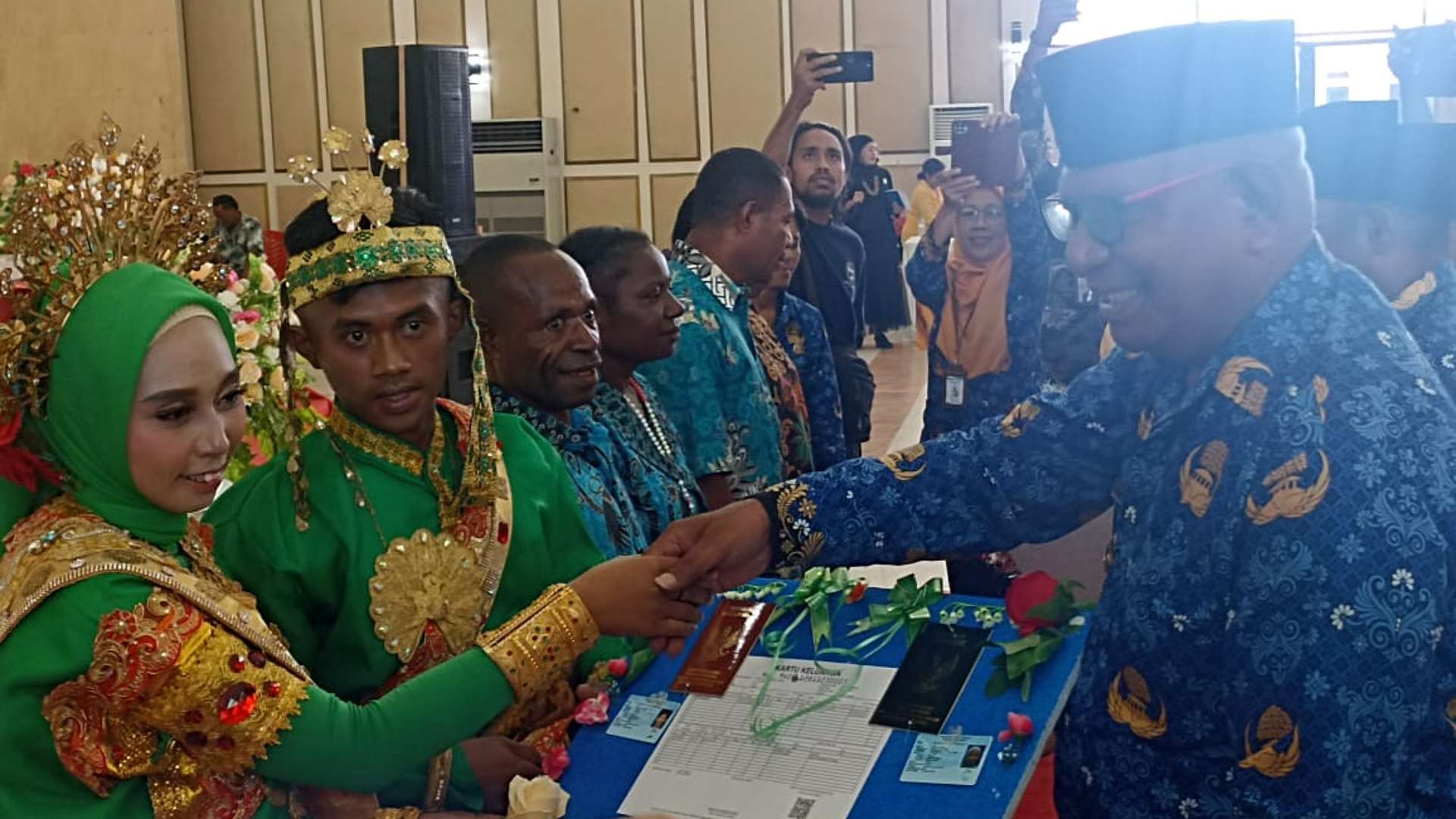 Wakil Bupati Mimika, Johannes Rettob selamati peserta nikah massal. Foto: Eka/ Papua60detik