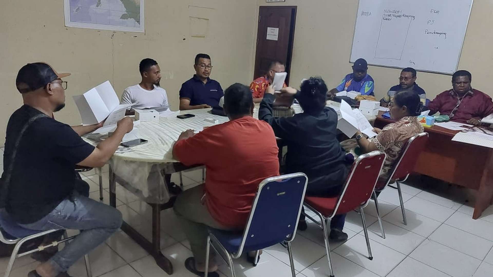 lppd-mimika-serahkan-sk-kepelatihan-mantapkan-persiapan-menuju-pesparawi-xiv-keerom