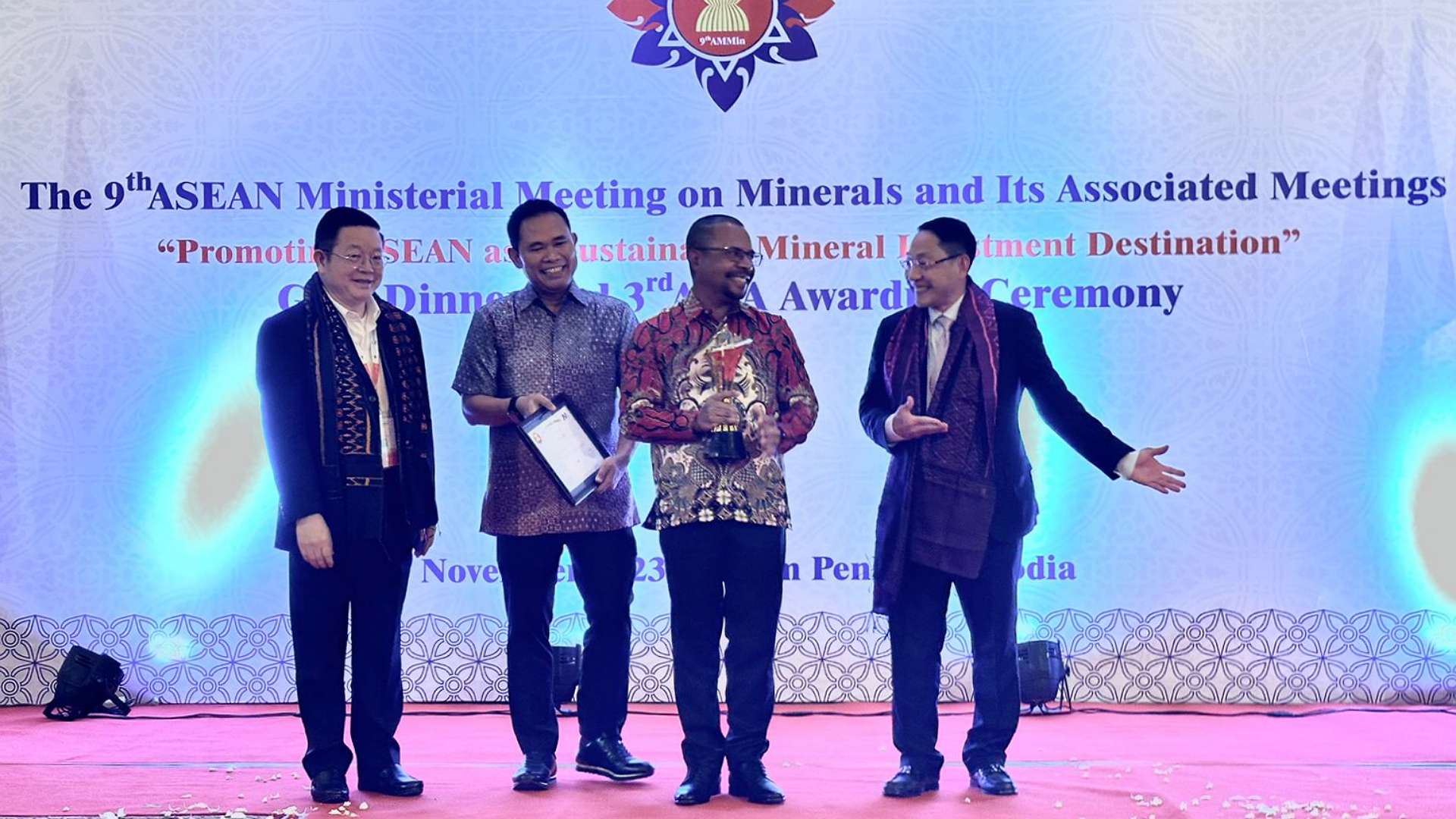 VP Underground Mine PTFI, Hengky Rumbino, menerima penghargaan Good Mining Practice, Metallic Mineral oleh ASEAN Mineral Awards 2023, di Phnom Penh, Kamboja, pada Kamis (23/11/2023). Foto: Corpcom PTFI
