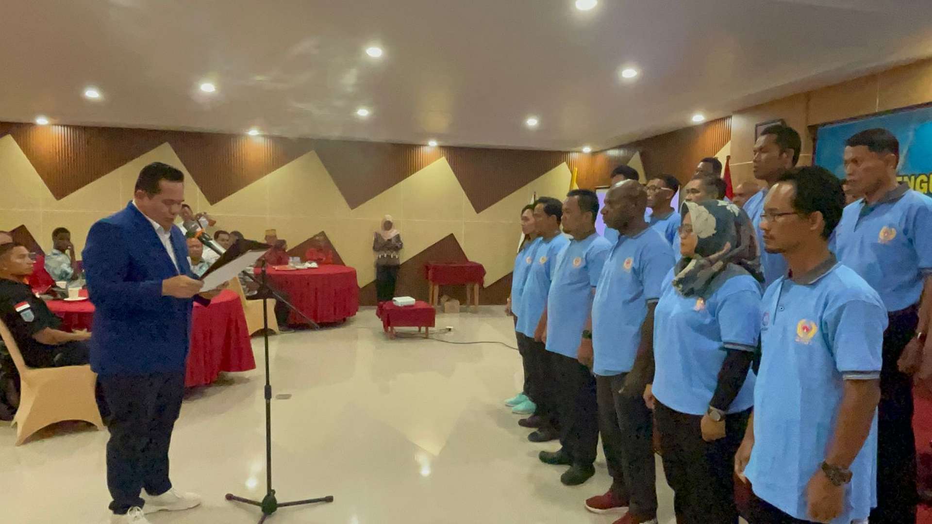 Wakil Ketua Umum Akuatik Indonesia Sarman Simanjorang melantik pengurus Akuatik Papua Selatan, Kamis (30/11/2023). Foto: Ami/ Papua60detik